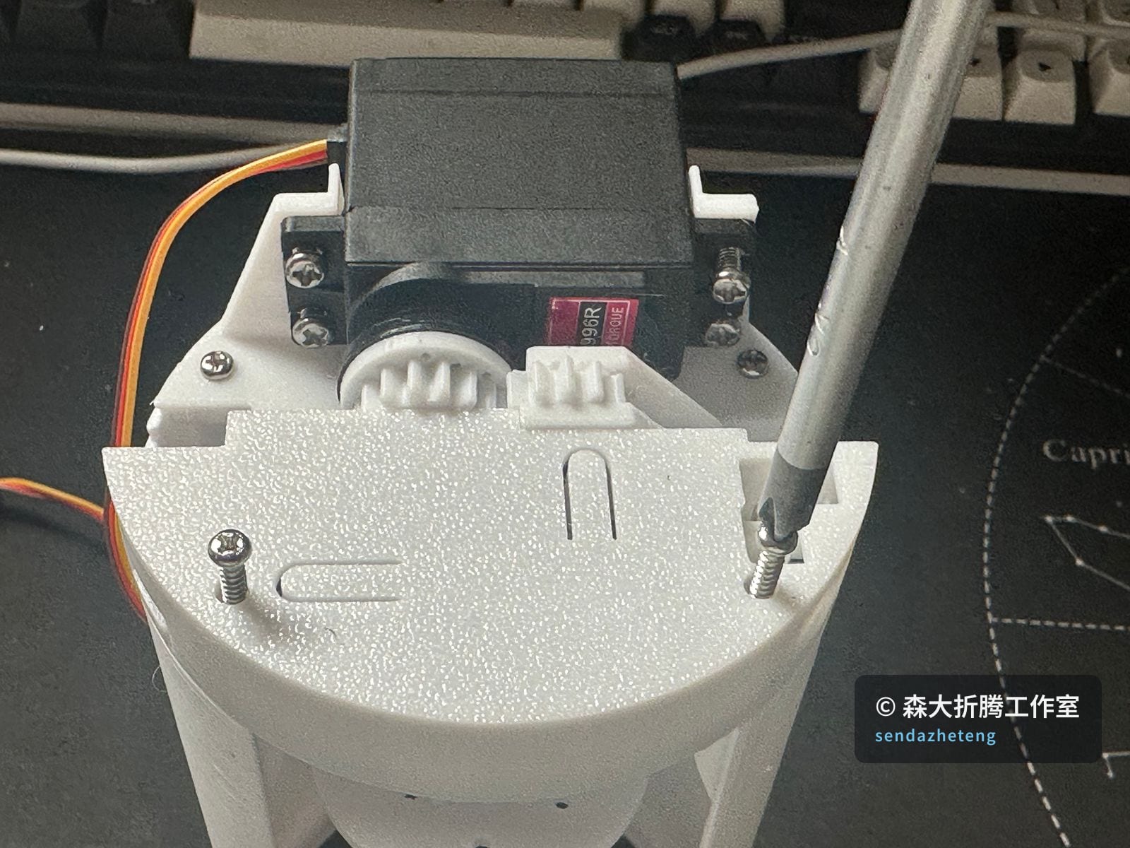 扣上 PCB 盖子,正在拧 M3×25mm 自攻螺丝(过程图)