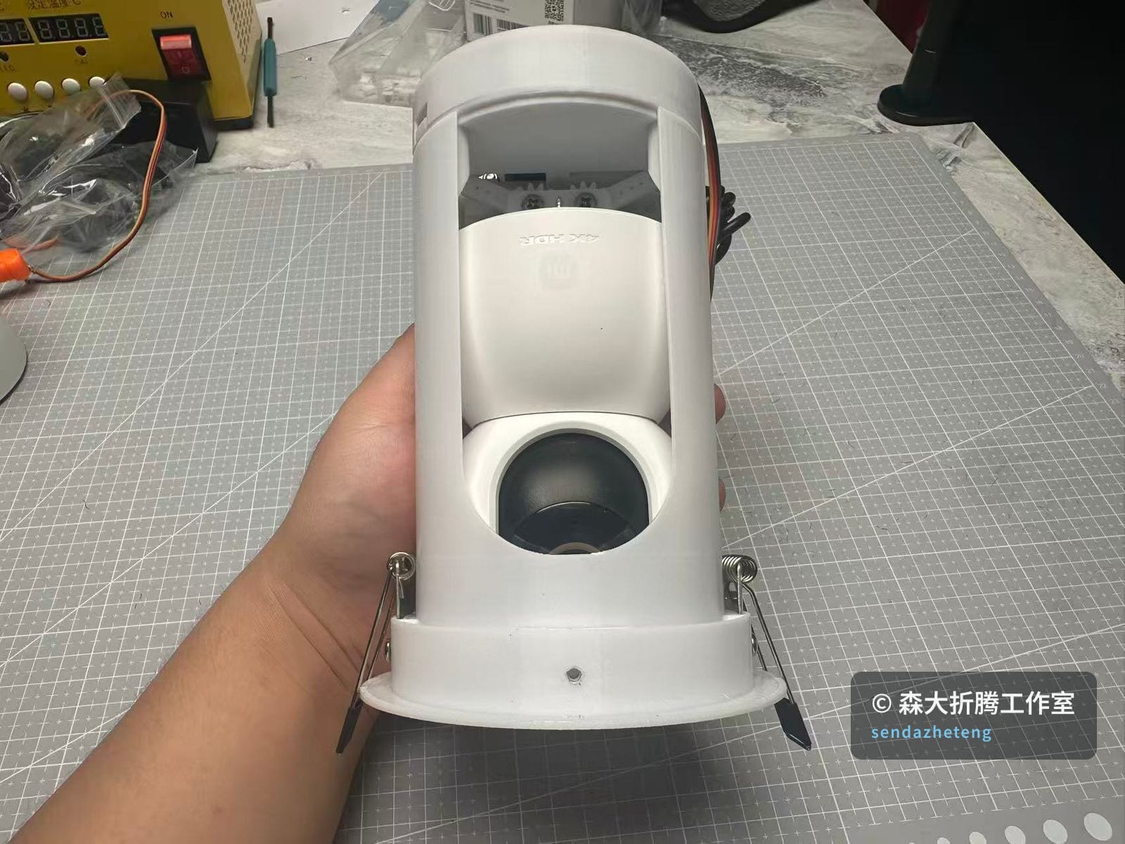 装好摄像头与弹簧片的支架成品(通电测试中)
